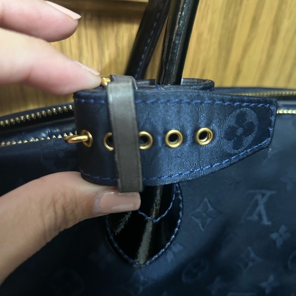 **** SOLD ****LOUIS VUITTON MONOGRAM NYLON Desire Lockit Vertical - Picture 12 of 16